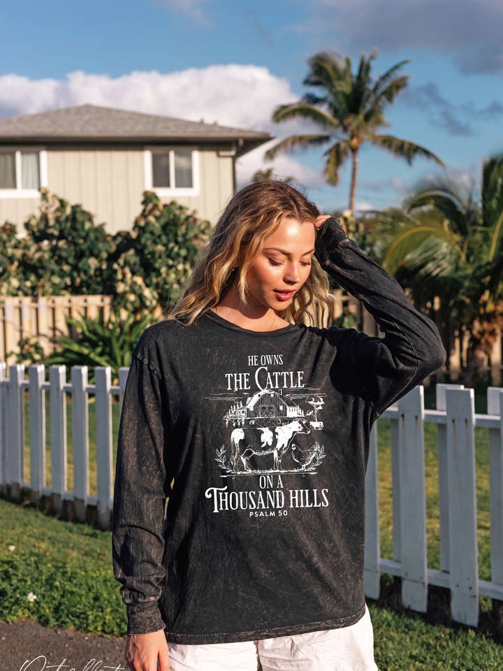 Image à manches longues délavée au minéral HE OWNS THE CATTLE pour la vente par OAT COLLECTIVE