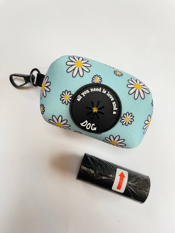 Kotbeutelhalter im Gänseblümchen-Design mit kostenlosen Beuteln für den Großhandel von Gifted Wholesale Ltd