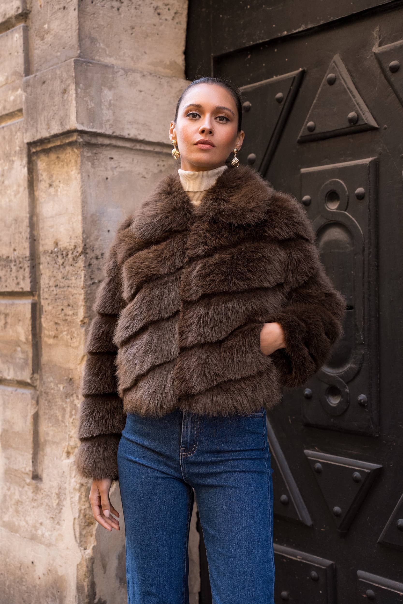 Attentif Paris - Wholesale Fur/Faux Fur Coat - Women's - Short faux fur coat with long hair and oblique stripes21