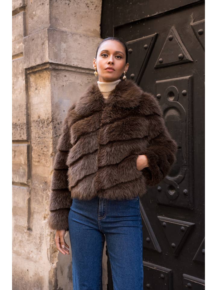 Attentif Paris - Wholesale Fur/Faux Fur Coat - Women's - Short faux fur coat with long hair and oblique stripes21