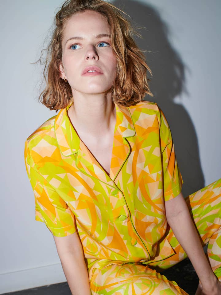 Camisa NOVA con estampado caleidoscopio amarillo melocotón y lima para venta al por mayor de Sofair