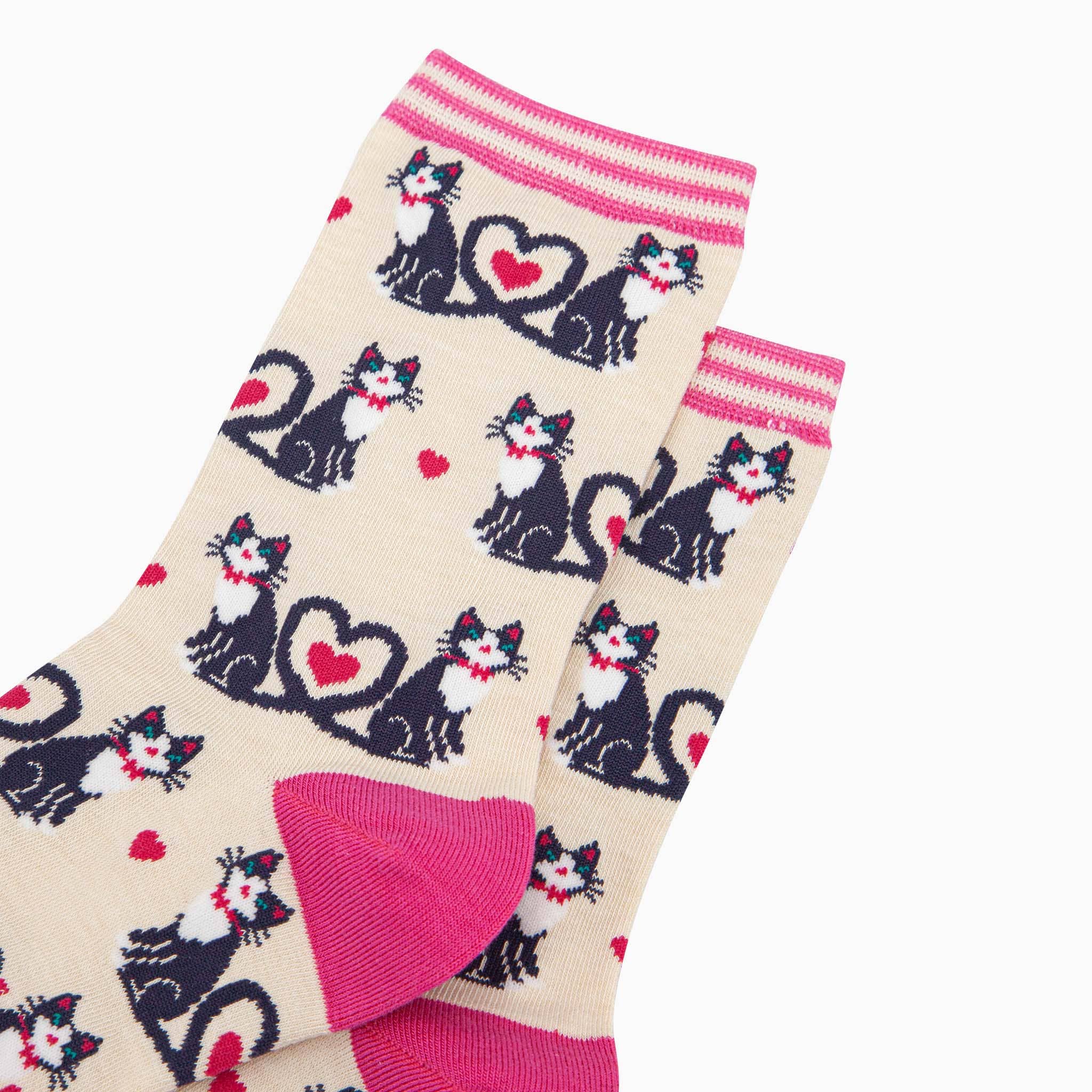 Sock Talk - Venta al por mayor Calcetines - Mujer - Calcetines para mujer de bambú crema con diseño de gatos y colas en forma de corazón2