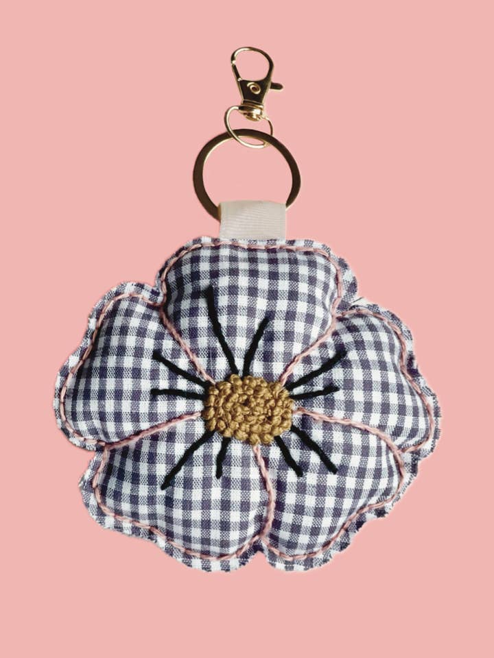 Bestickter Schlüsselanhänger - Schwarz/weiß kariert Blume für den Großhandel von Les Yeux fripons