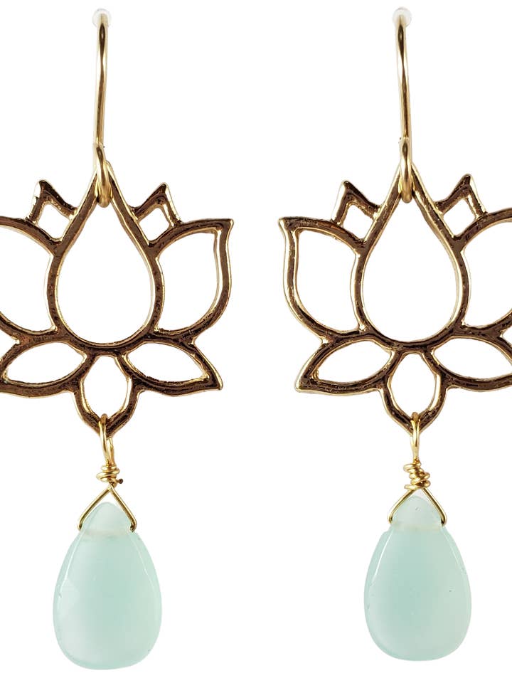 Ohrringe aus Lotus und meergrünem Glas in Gelbgold für den Großhandel von Skinny Pig Designs