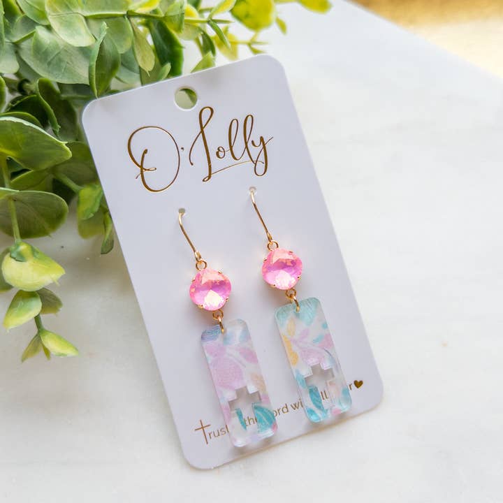 Pedra cor-de-rosa com pendente acrílico em forma de cruz vazada com padrão floral em tons pastéis - “Mary Nicole” por atacado de O’Lolly Jewelry