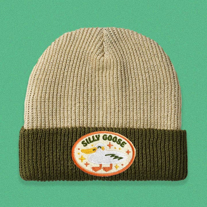Bonnet en tricot bicolore Silly Goose pour la vente par The Space Bureau