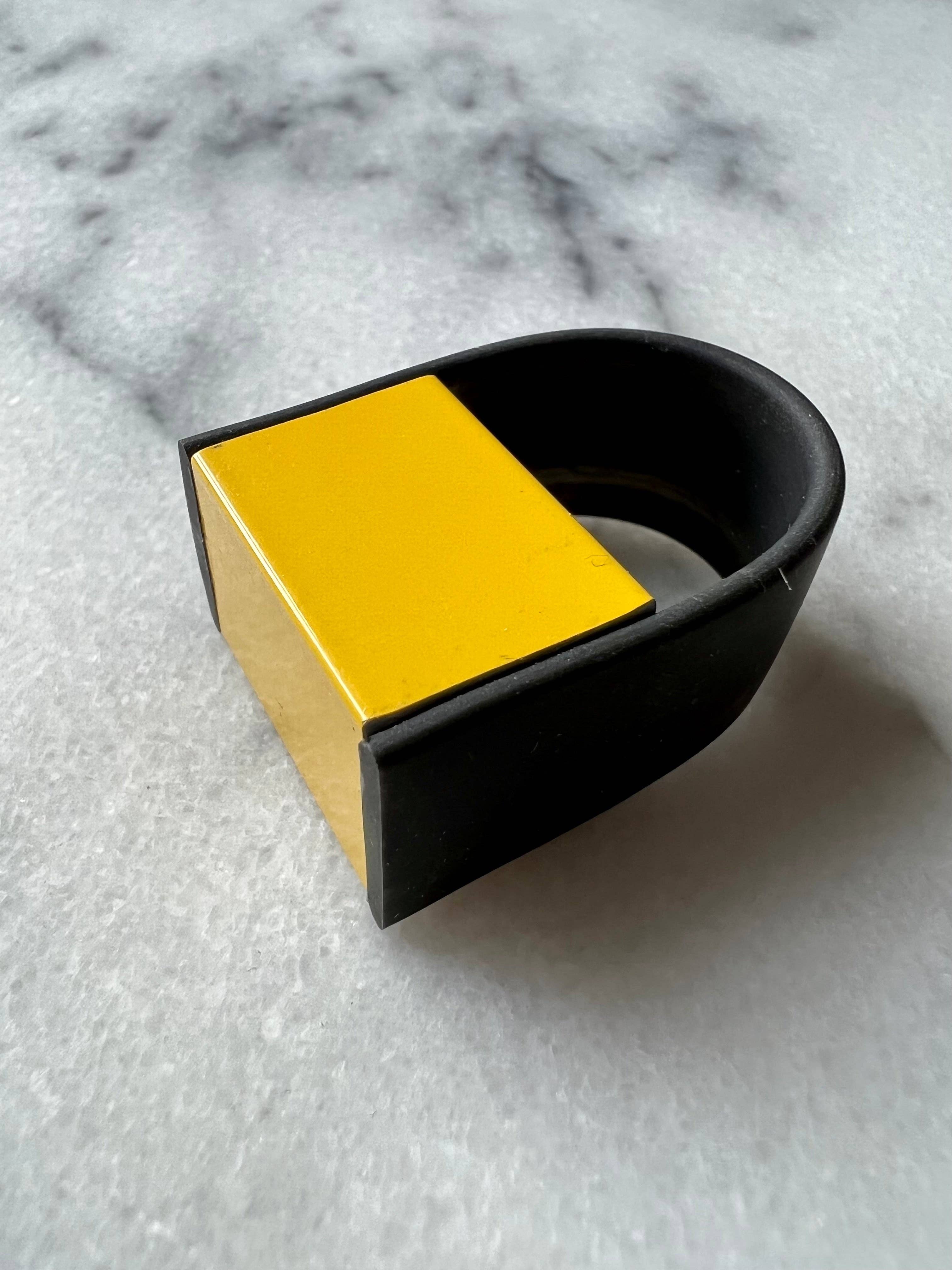 Maison Numero 12 – Großhandel Cocktail-/Statement-Ring – RASA Ring aus Aluminium und Gummi11