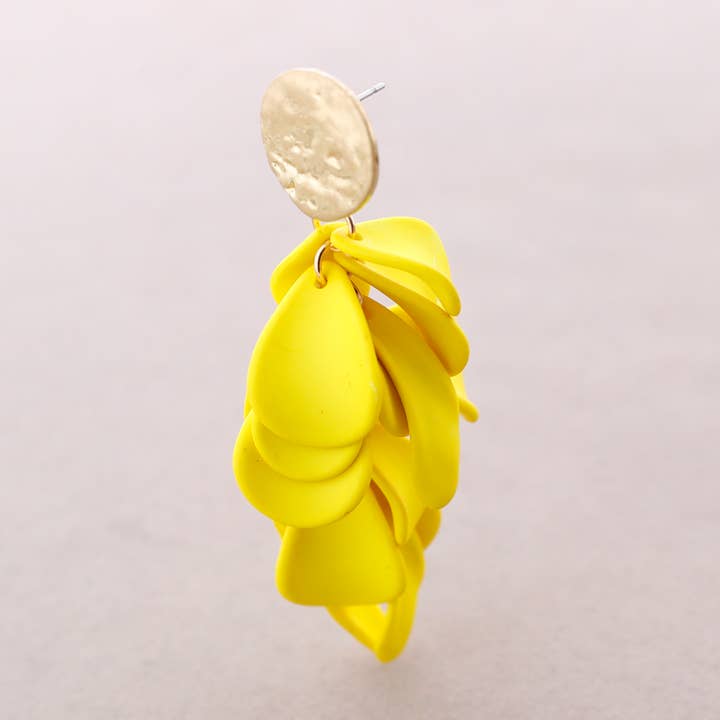 Ohrringe aus Metallplatte mit Harz-Blütenblatt-Anhänger für den Großhandel von Sonata