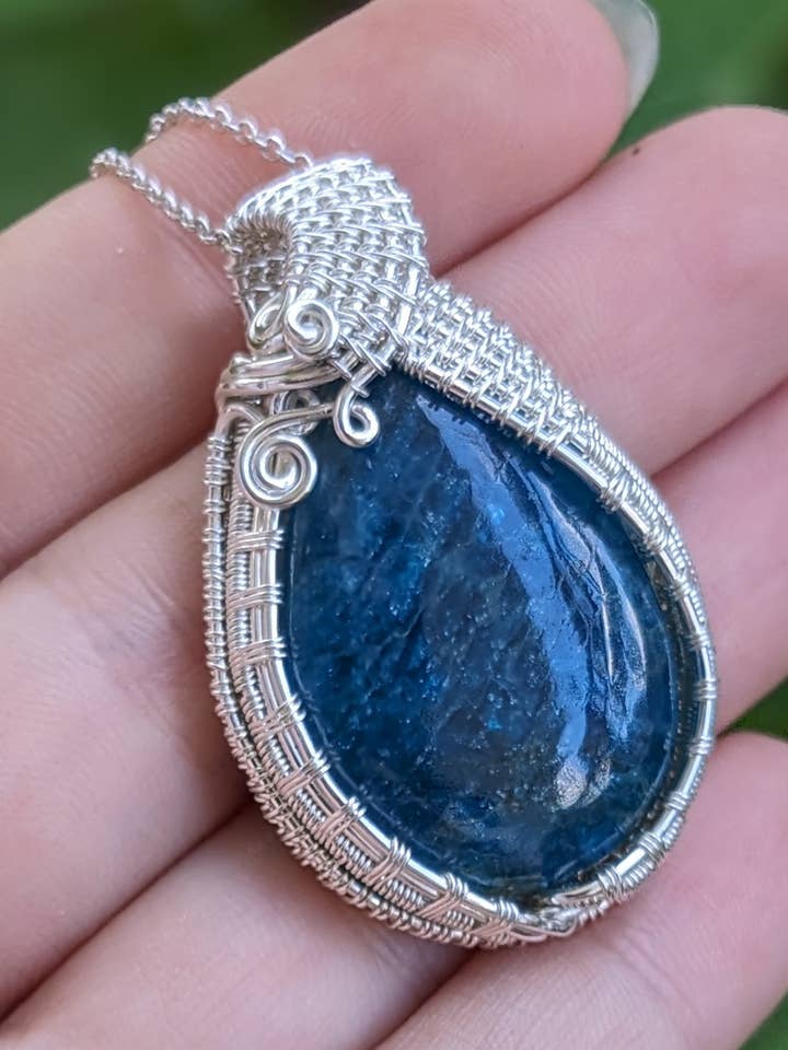 Ciondolo in apatite blu e argento sterling per la vendita all'ingrosso da parte di Le Tourbillon Minéral