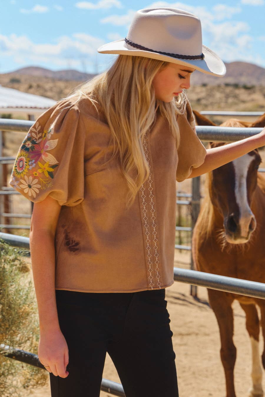 Oddi – Blusa - Mulher por atacado – Top de Manga Bufante em Camurça Sintética0