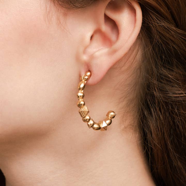 Sarka + Cleo – Großhandel Hoops – Goldener Tribal-Creolen-Ohrring1