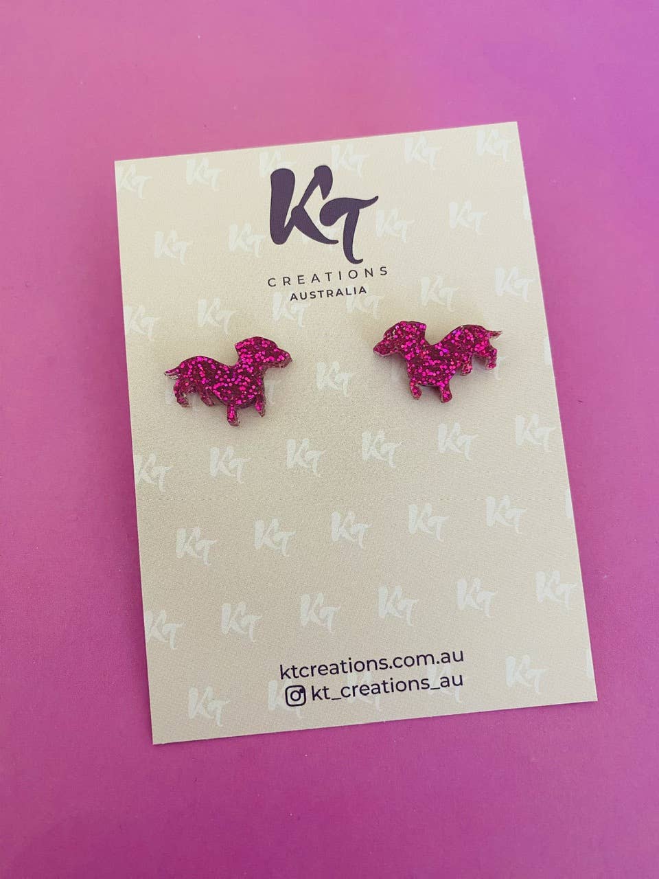 KT Creations Australia - Vente Clous d'oreille - Clous d'oreilles teckel en acrylique à paillettes rose vif - Boucles d'oreilles pour chien