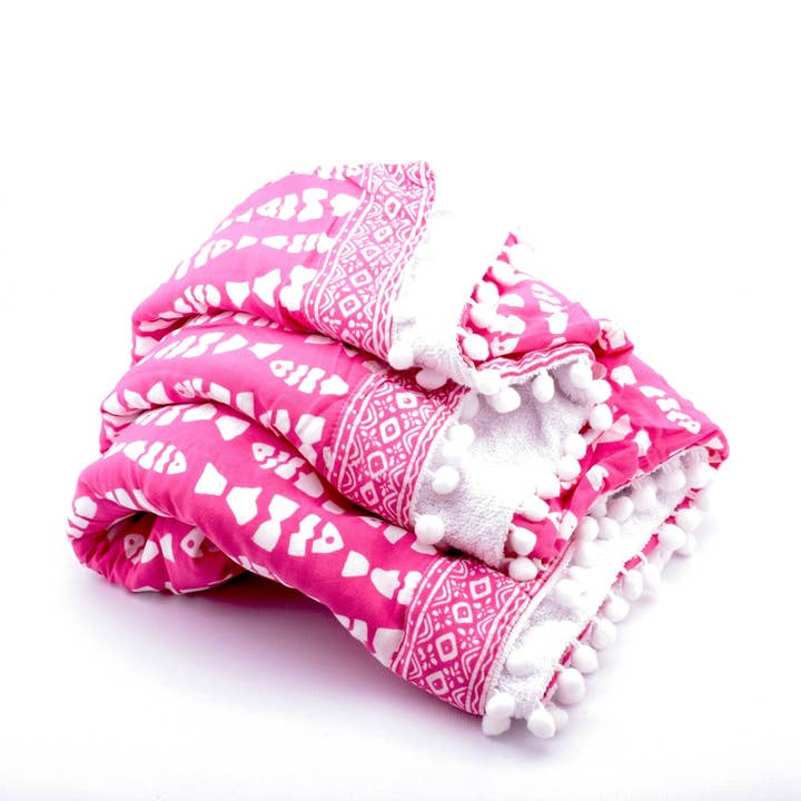 serviette de bain grand poisson rose avec pompon pour la vente par LINDA HERING