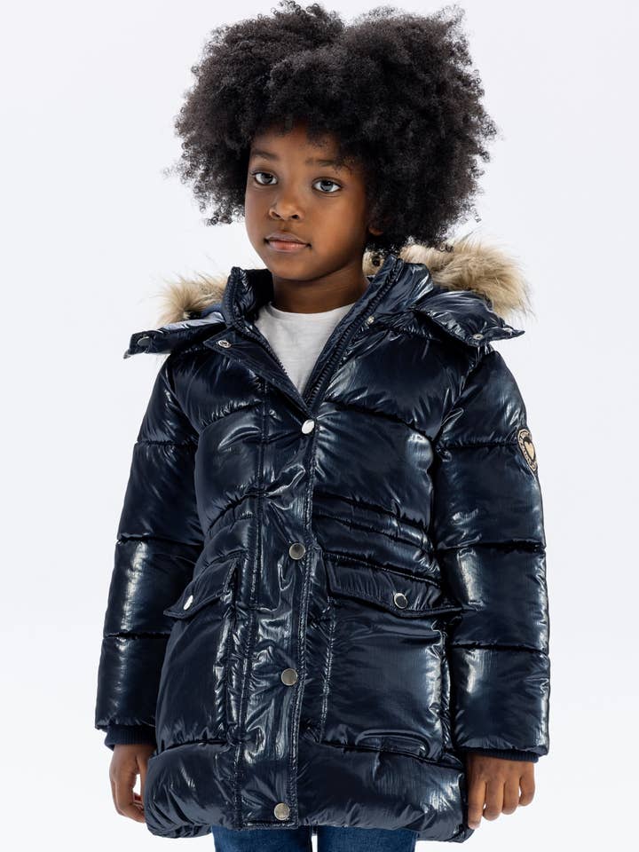 Meisjes midi-lange gewatteerde marineblauwe glanzende pufferjas voor wholesale door Minoti sp. z o.o.