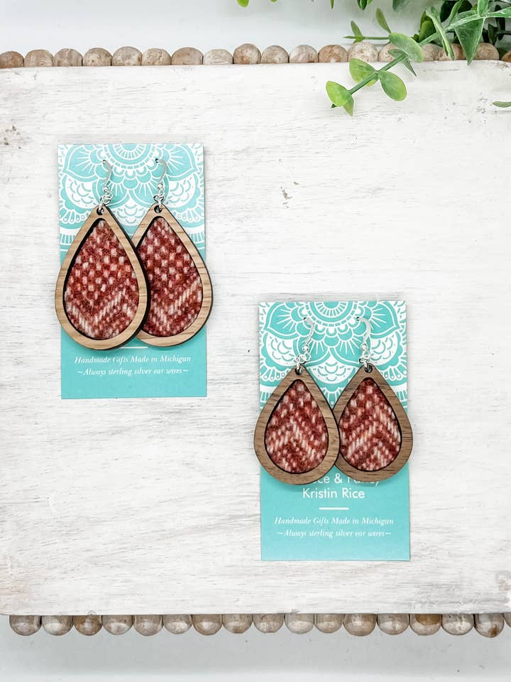 Insvept i Fleece röda och vita Chevron örhängen för wholesale av Fleece & Fancy