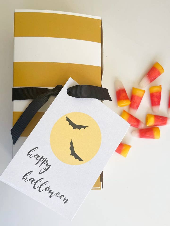 Étiquette cadeau Happy Halloween Bats pour la vente par Happiernotes