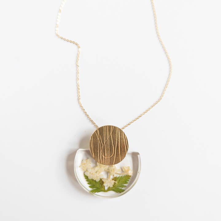 Pendentif Botanical Half-Moon MD Sureau avec disque doré pour la vente par Belart Fair Trade