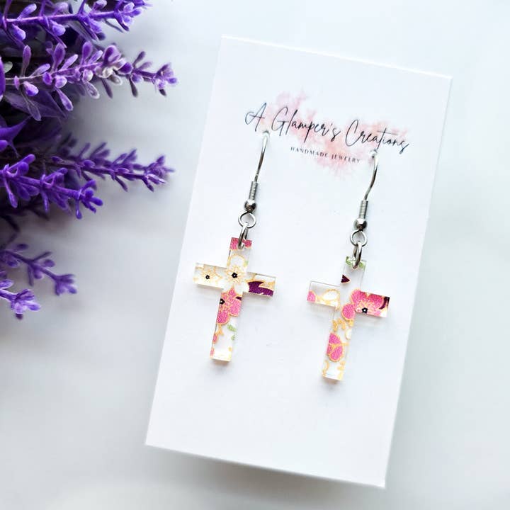 Boucles d'oreilles croix en acrylique à fleurs roses pour la vente par A Glamper's Creations LLC