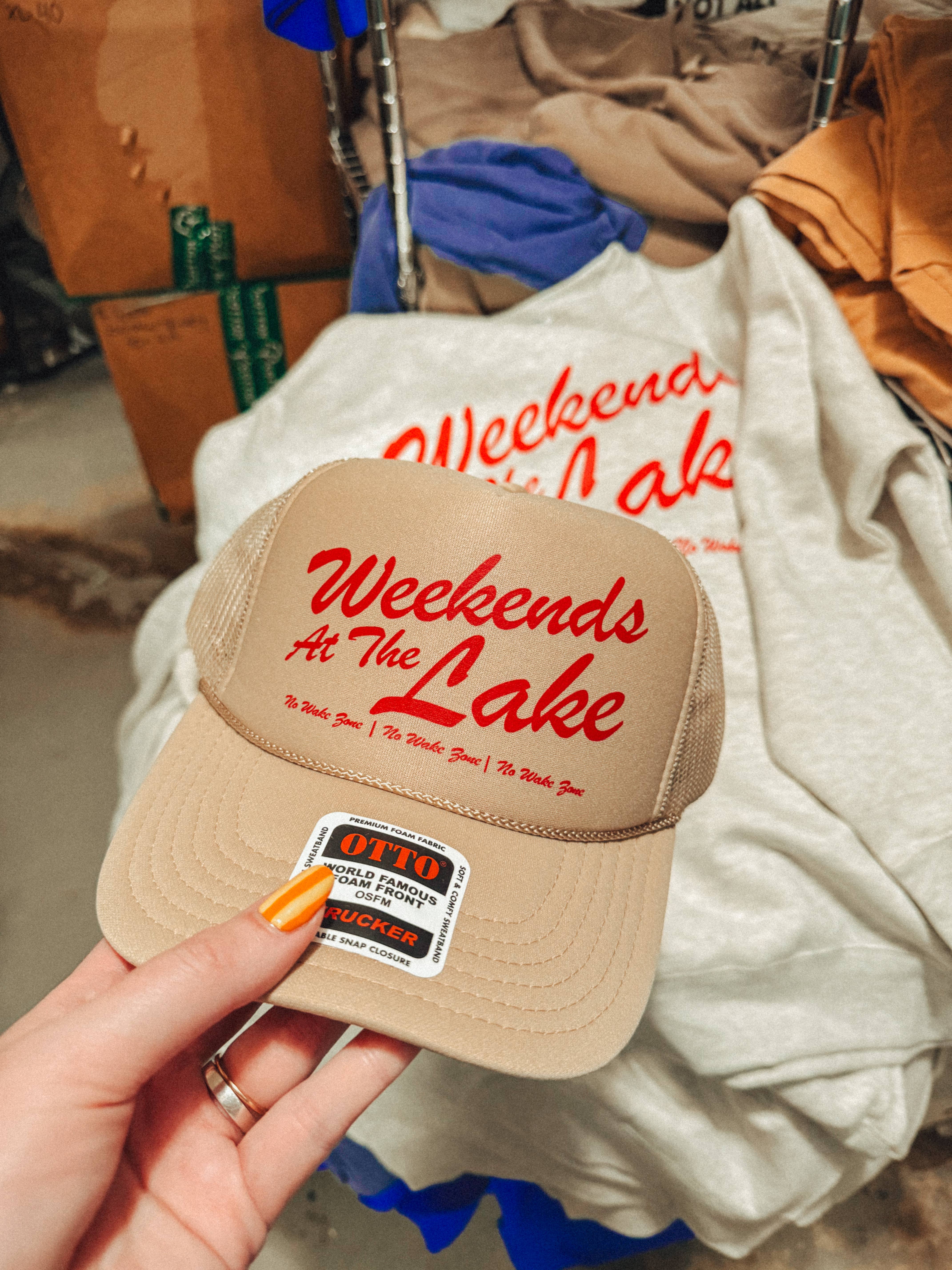 Kaki Weekenden aan het Meer, Zomerse Dagen aan het Meer Truckerpet voor groothandel op Faire1