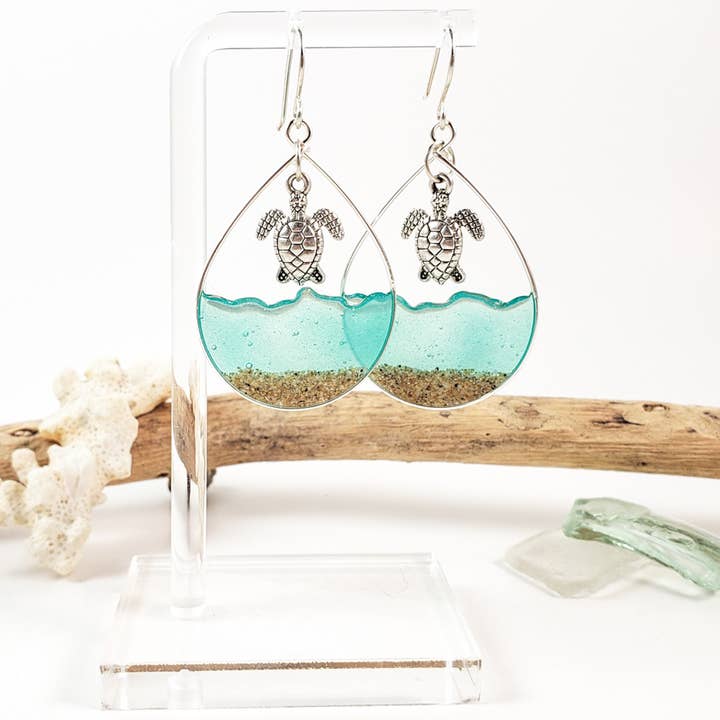 Skinny Pig Designs – Engroshandel Hængeøreringe og creoløreringe – Havgrønt vand og sand skildpadde øreringe i sterling sølv1