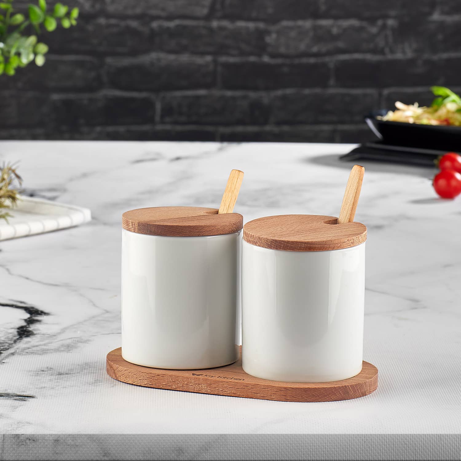 Joy Kitchen - Wholesale Jar - Porseleinen bekers op houten plateau | bewaarpotjes1