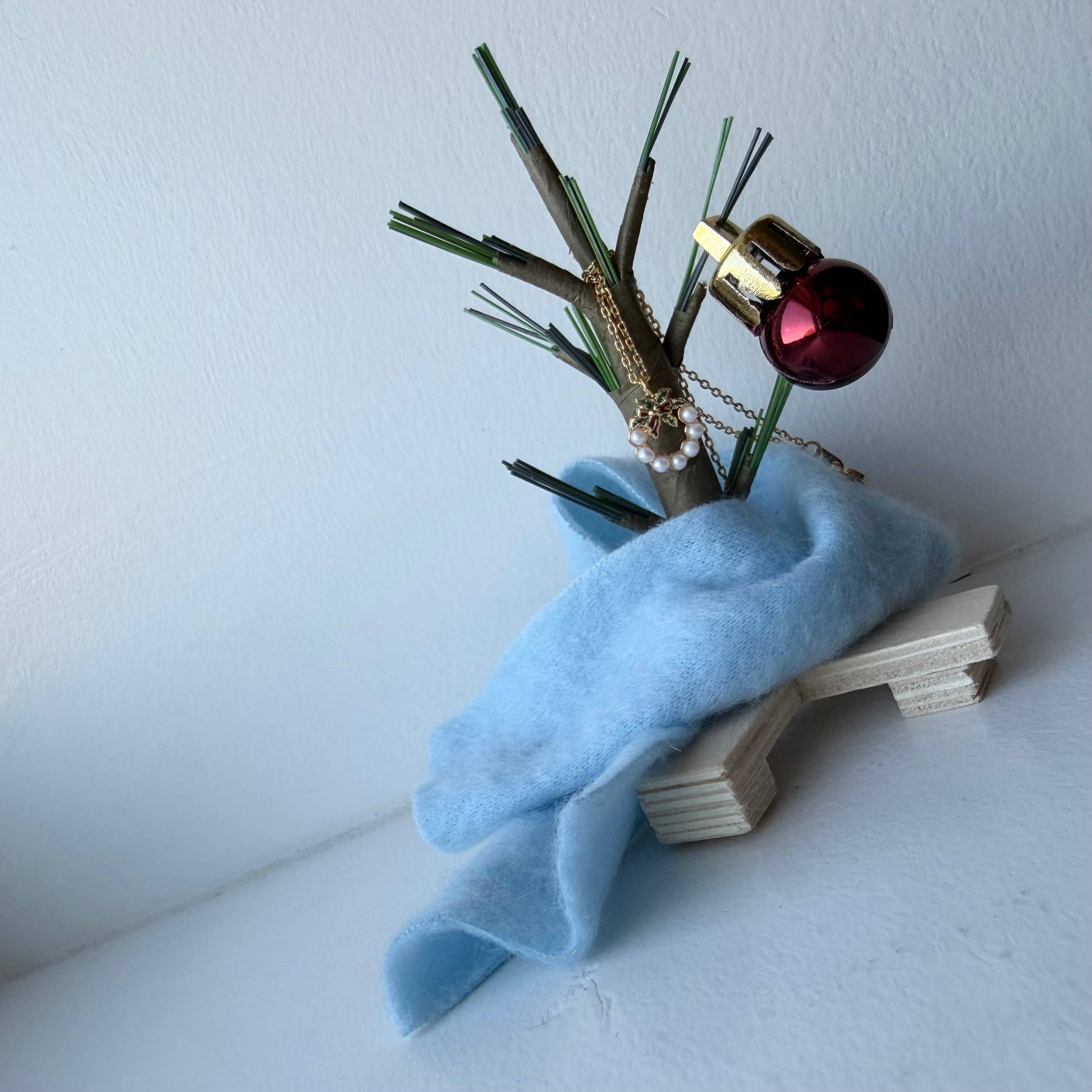 Gold Holiday Wreath Necklace for wholesale on Faire4