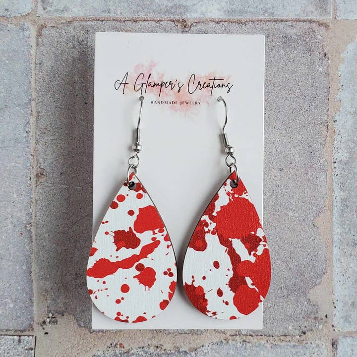 Boucles d'oreilles en forme de larme en bois imprimées Blood Splatter pour Halloween pour la vente par A Glamper's Creations LLC