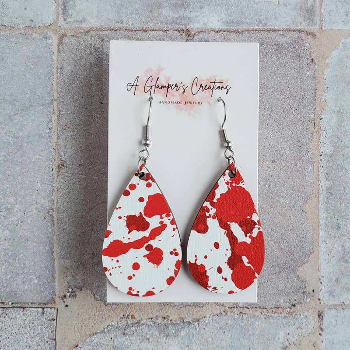 Boucles d'oreilles en forme de larme en bois imprimées Blood Splatter pour Halloween pour la vente par A Glamper's Creations LLC