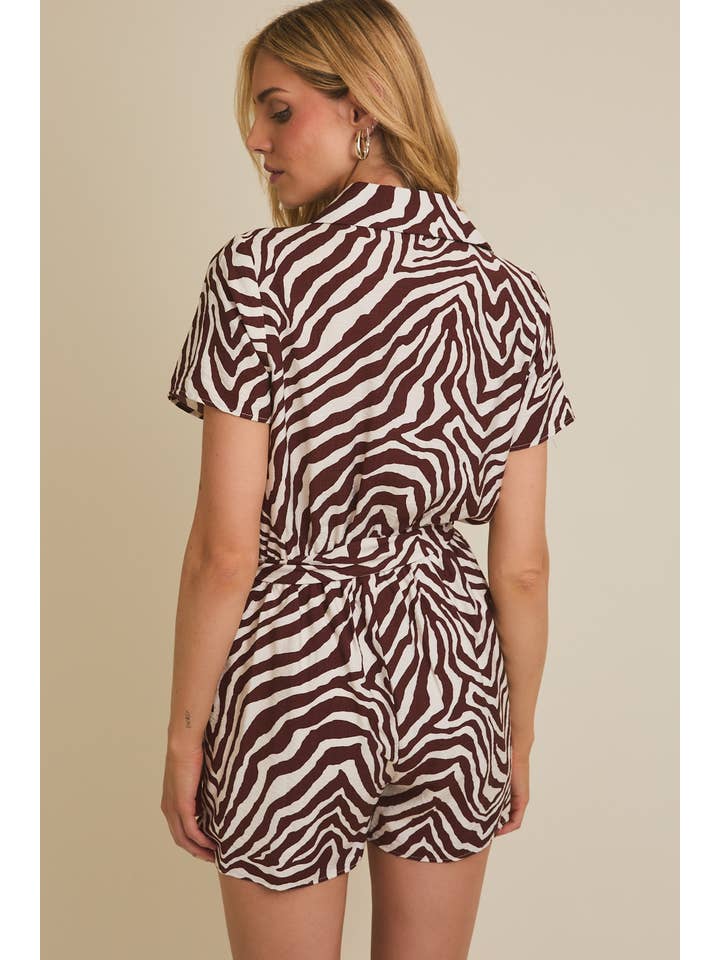 ZÈBRE IVOIRE-BRUN COMBISHORT ZÉBRÉ À MANCHES COURTES AVEC COL BOUTONNÉ ET CEINTURE À LA TAILLE en vente sur Faire2