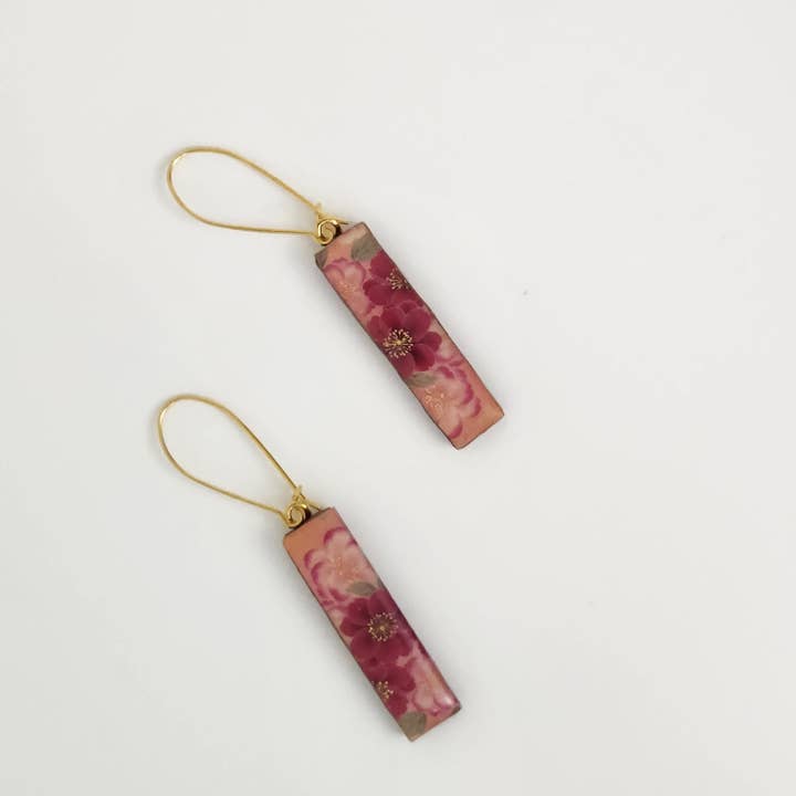 Washi Tape roze middelgrote skinny bengeloorbellen met bloemen voor wholesale door Sweet Space Studio