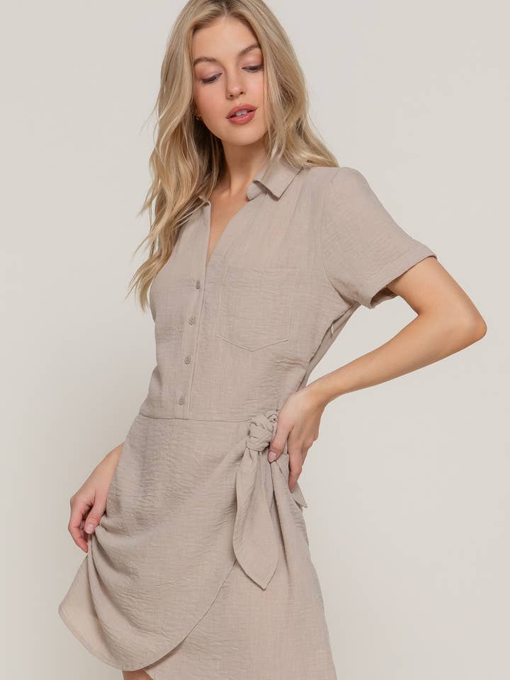 Abito corto effetto lino con maniche corte, colletto a rever e fiocco laterale per la vendita all'ingrosso da parte di Active Basic | Active USA