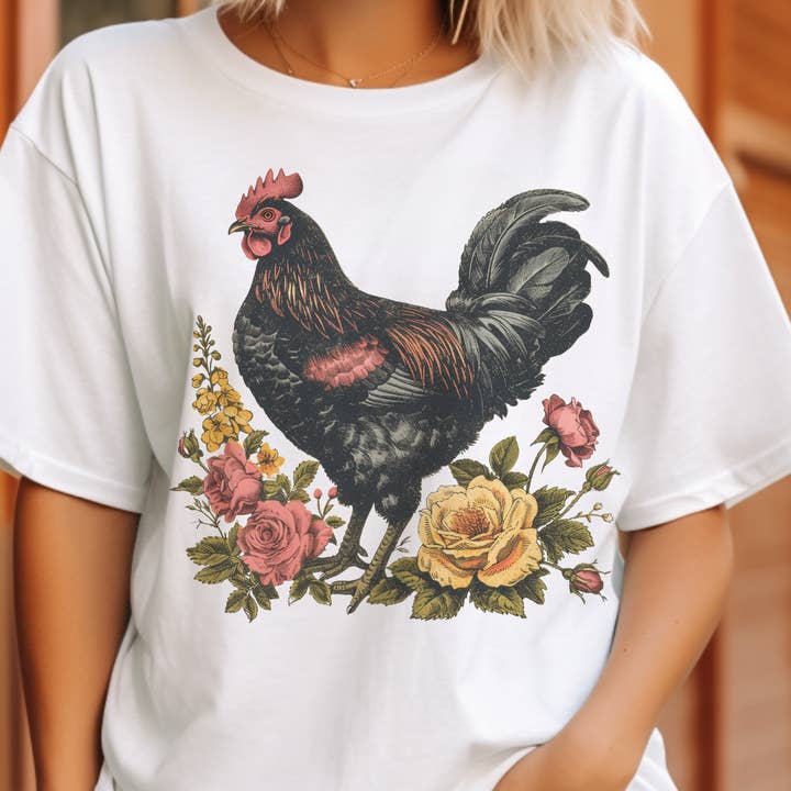 Par.tees by Party On! – Engroshandel Grafisk t-shirt - Dame – Kylling Land Blomstret Hane Landmandsmarked Grafisk T-shirt