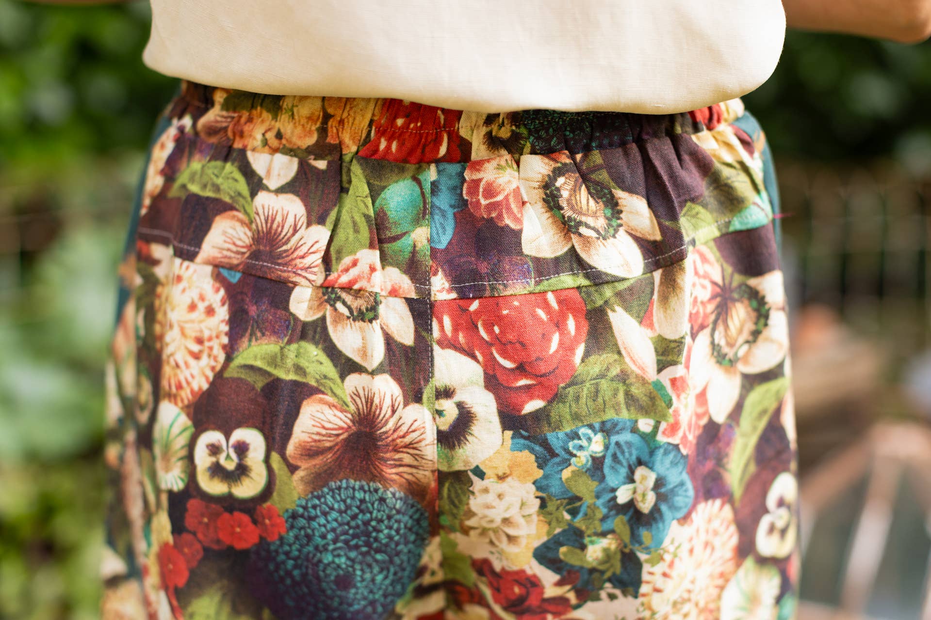 Market of Stars (USA) – Calças - Mulher por atacado – Calças Artista Cropped de Linho Stay Gold c/ Abelhas, Flores e Coelho7