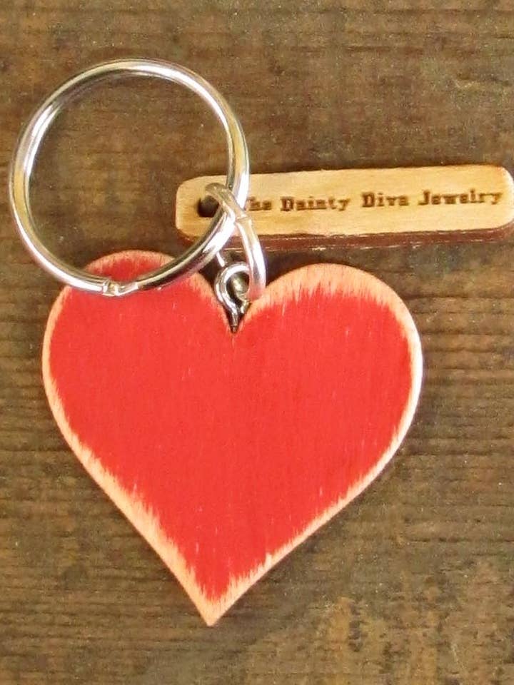 Porte-clés en forme de cœur en détresse pour la vente par The Dainty Diva Jewelry