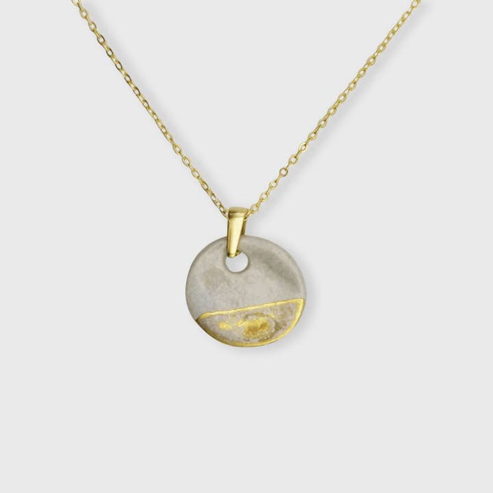 Collier médaille blanc nacre et or for wholesale by Corinne Ceramique