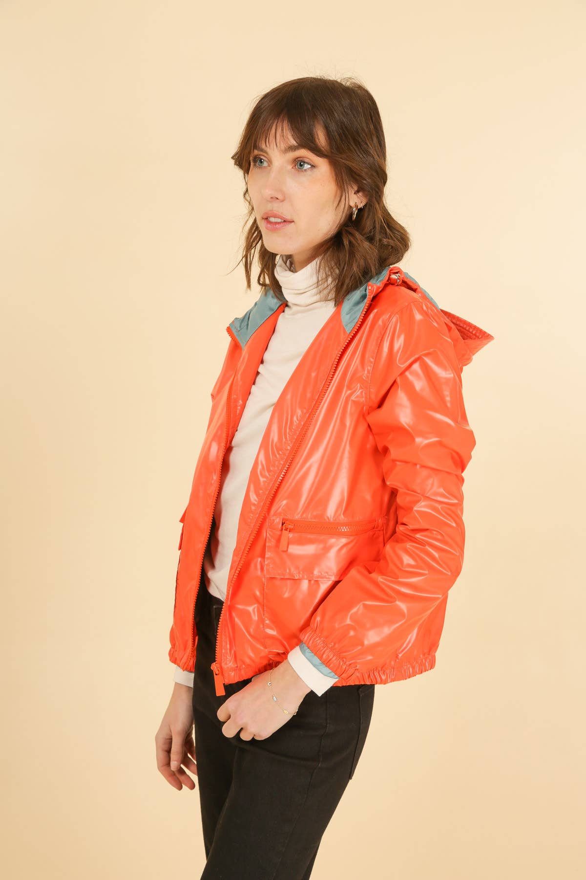 Attrait Paris – Engroshandel Vindjakke - Dame – Kort metallisk vindjakke med hætte og integreret skygge18