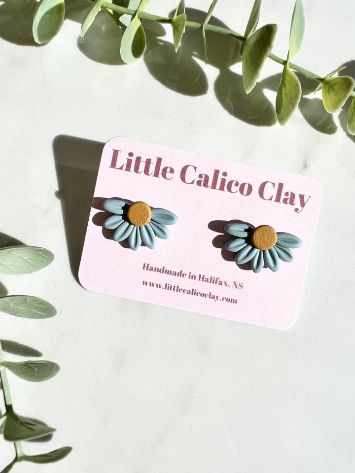 Halva Daisy-stiftörhängen | Örhängen i polymerlera för wholesale av Little Calico Clay