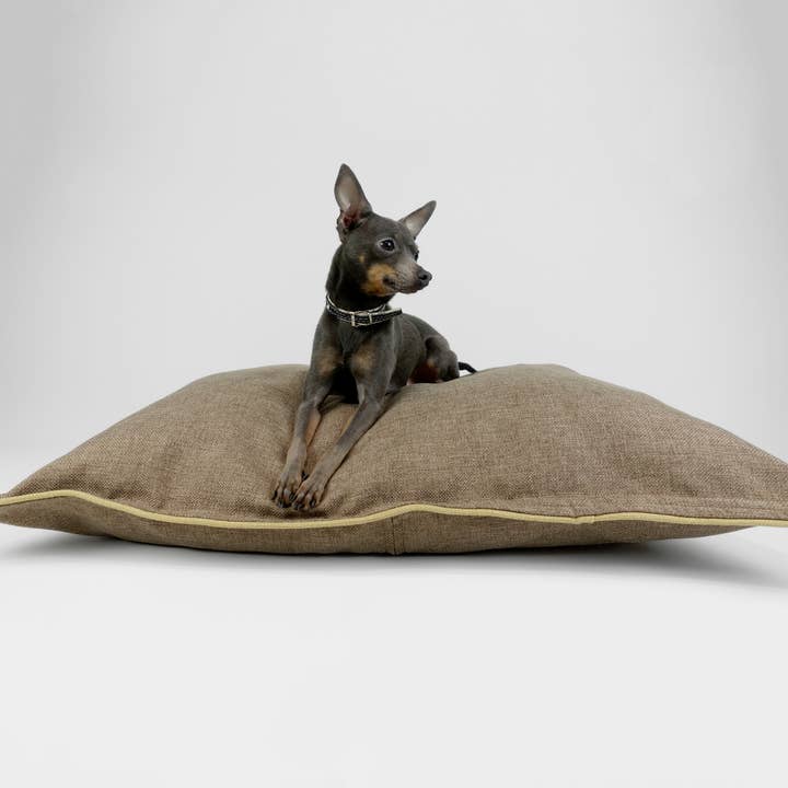 Cama de perro campestre ecológica hecha a mano, resistente a los arañazos, color marrón para venta al por mayor de Hillfoot & Paws