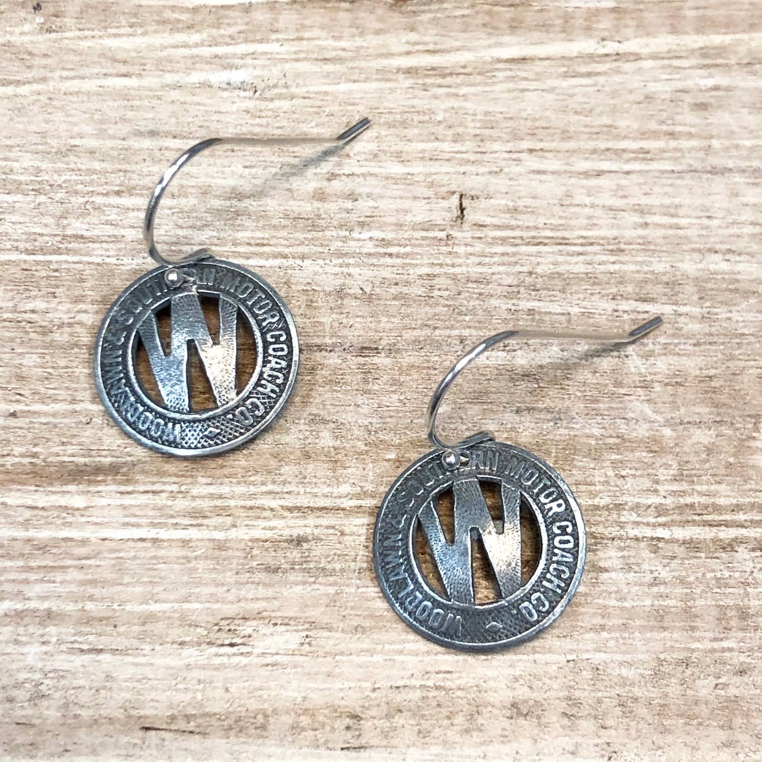 Lorraine Frances Jewelry – wholesale Hängande örhängen – Vintage Token Örhänge1