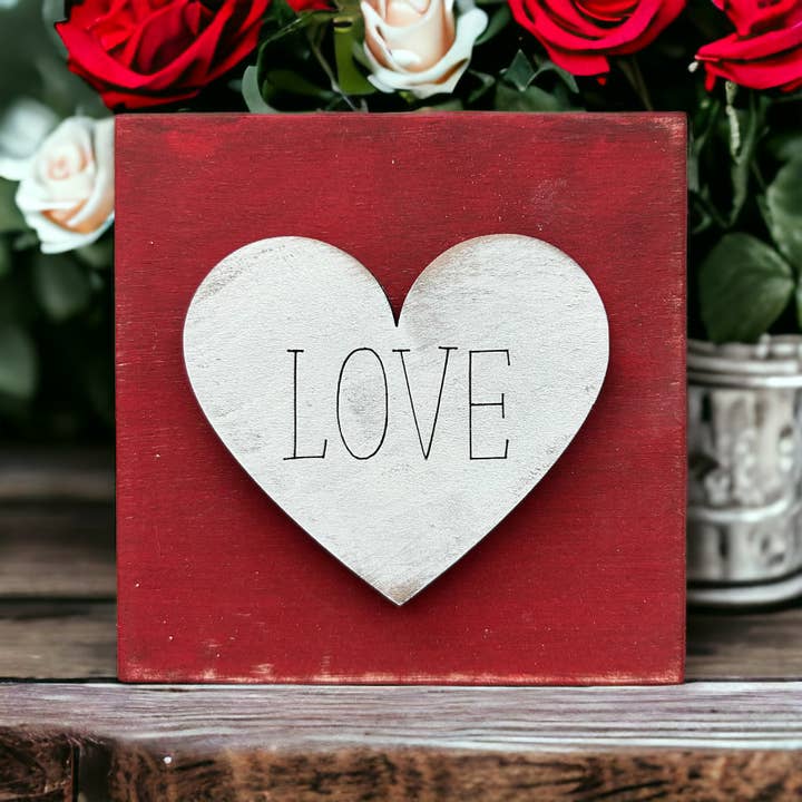 Rustik/bondegårdstrægraveret LOVE/XO hjerteblokskilt for engroshandel hos Inkwood Crafters