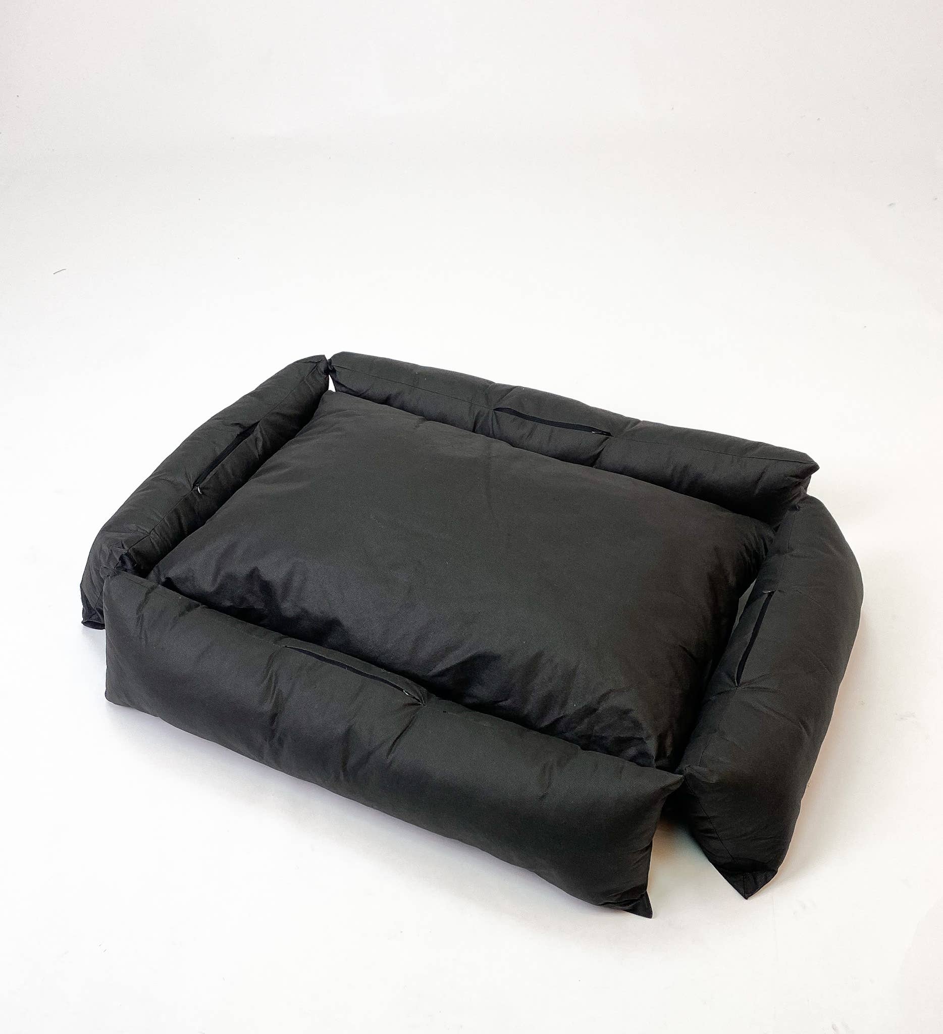 D-PERIODICO-2/B-NEGRO-1 NIDO DE CAMA REVERSIBLE PARA MASCOTAS HUDOG & HUCAT de venta al por mayor en Faire6