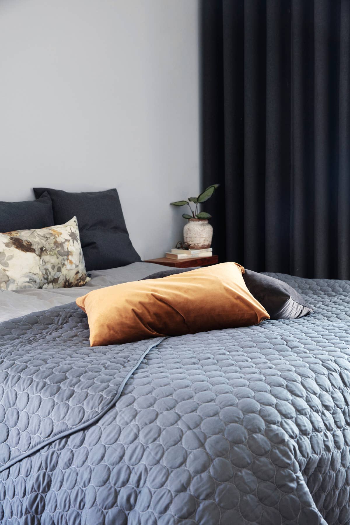 PANTOMIME BEDSPREAD GREY for wholesale on Faire1