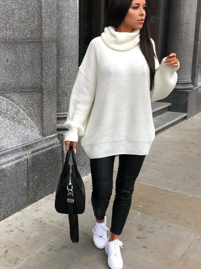 Cremefarbener, übergroßer Rollkragenpullover - Polly für den Großhandel von Femme Luxe