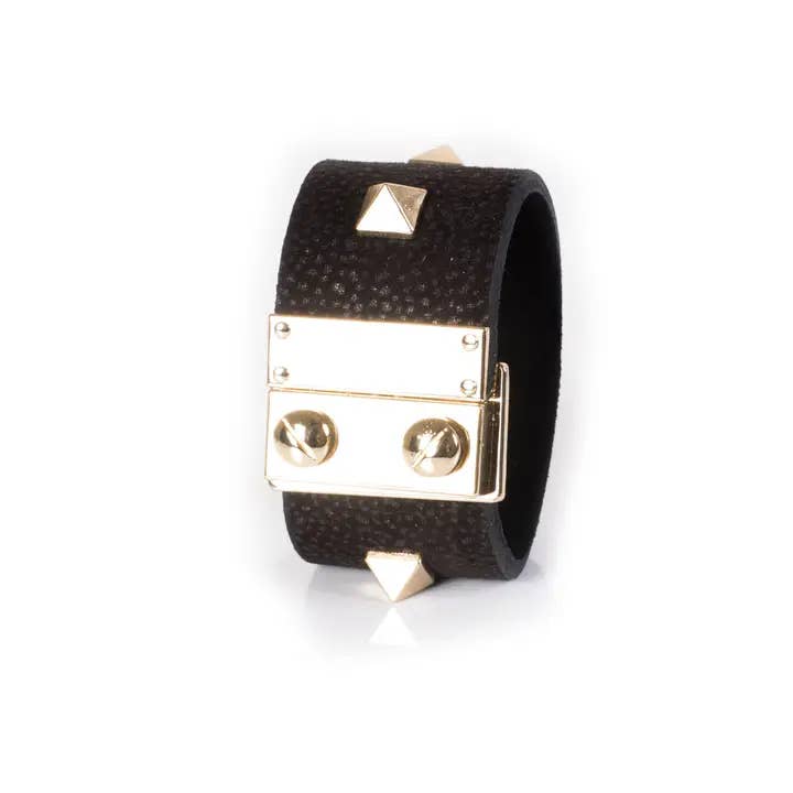 Bracelet Manchette en Cuir Noir Épais avec Clous Dorés pour la vente par The Dark