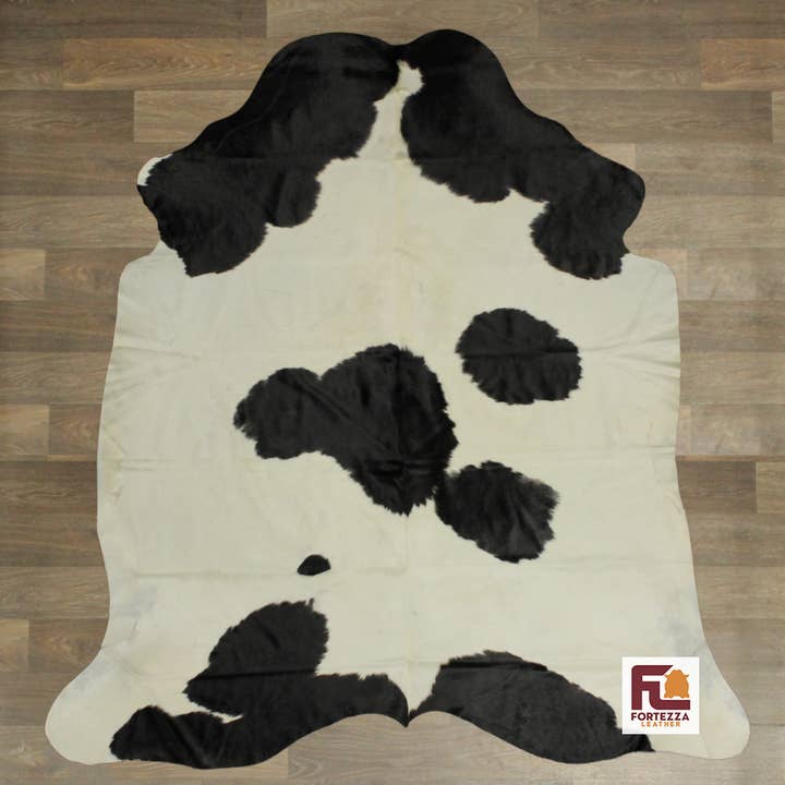 Tappeto in pelle di mucca bianco e nero (Dimensioni 6'5'' x 7'0'') 0050 per la vendita all'ingrosso da parte di Fortezza Leather