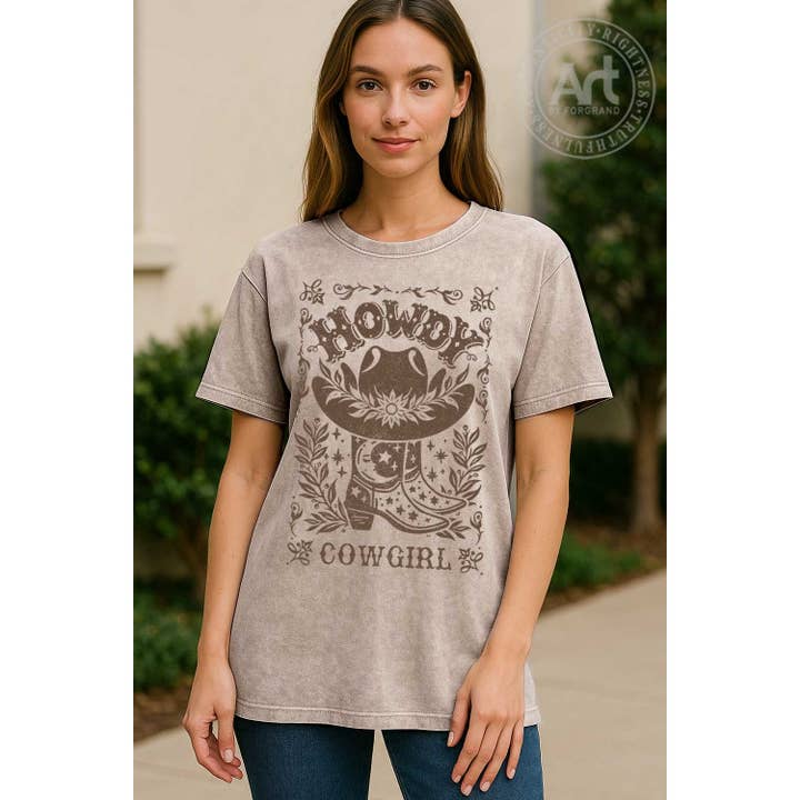 T-SHIRT DE MANGAS CURTAS LAVADA HOWDY COWGIRL por atacado de Art by Forgrand