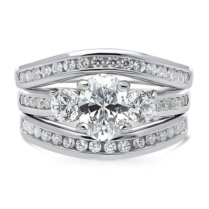 Set di anelli di fidanzamento con 3 pietre ovali in argento sterling e zirconi cubici BERRICLE per la vendita all'ingrosso da parte di BERRICLE