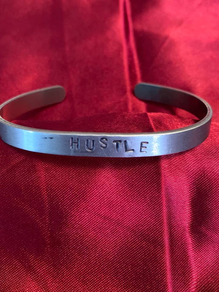 „Hustle“ gestempeltes Armband für den Großhandel von Punchy Pineapples