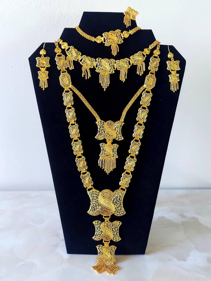 Juego de 5 collares, gargantillas, pulseras, pendientes y anillos dorados para venta al por mayor de India Batik