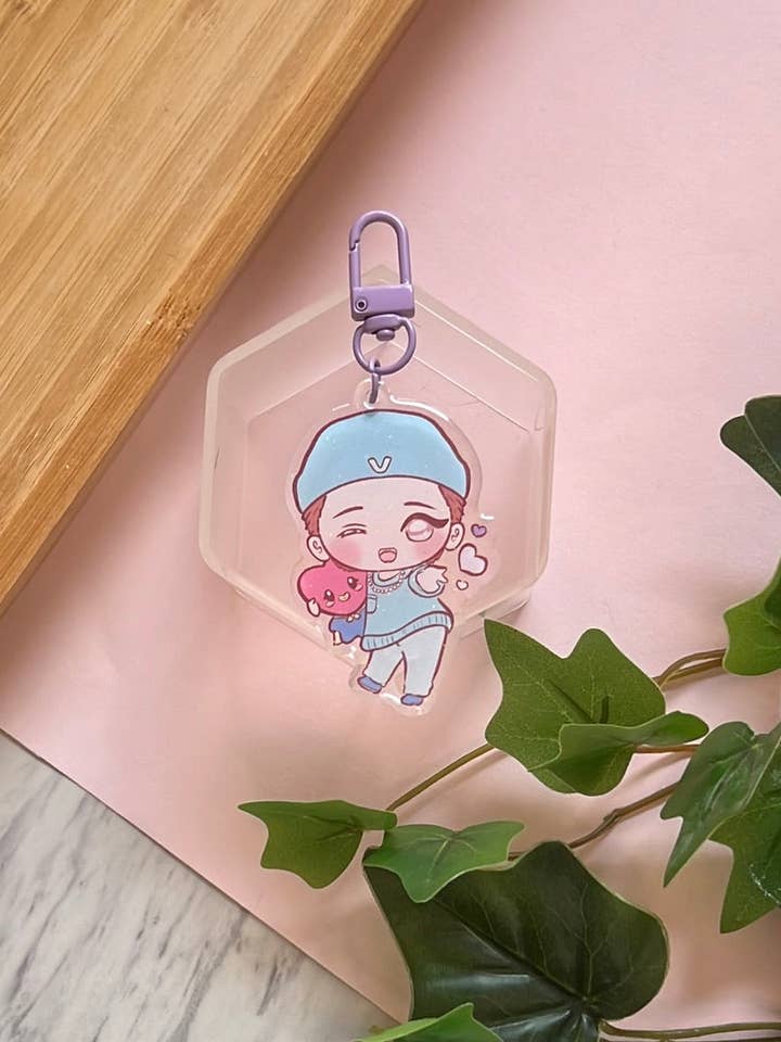 BTS Dynamite Taehyung Dubbelzijdige Glitter Sleutelhanger voor wholesale door Peony Lee Art